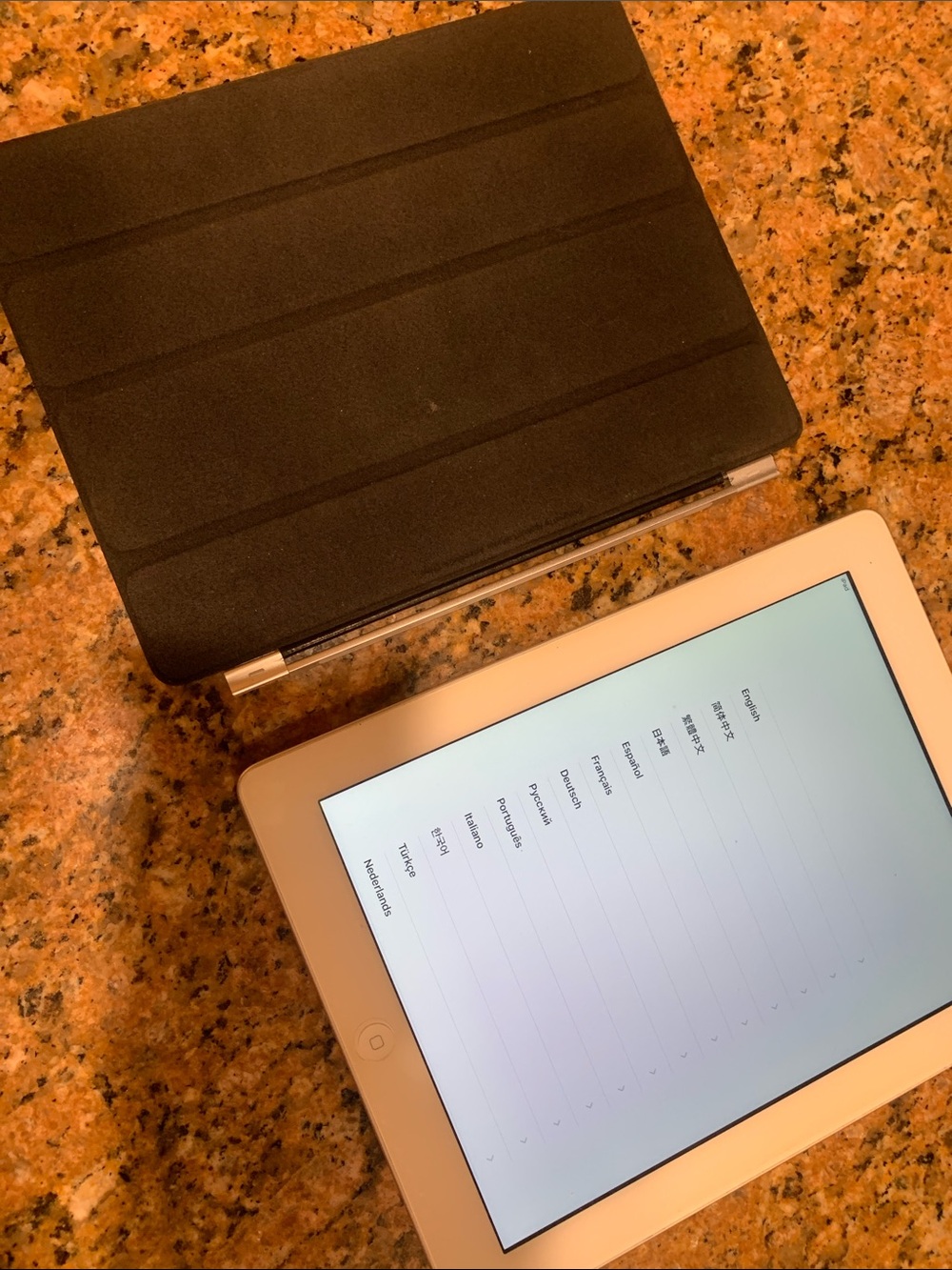 Like new IPAD Generation 4 with screen protector and magnet protection cover